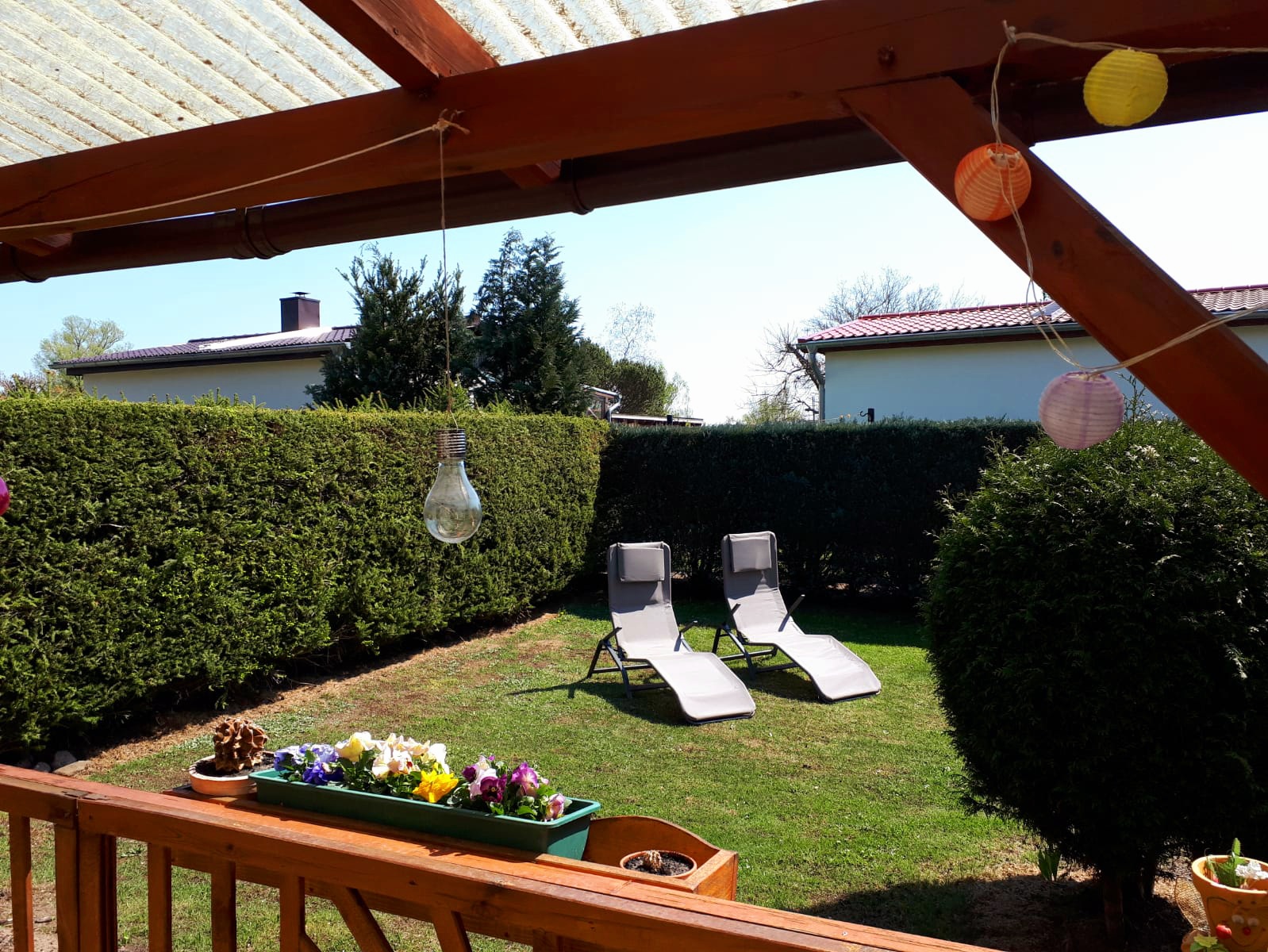 Terrasse und Garten vom Bungalow in Neuendorf am See